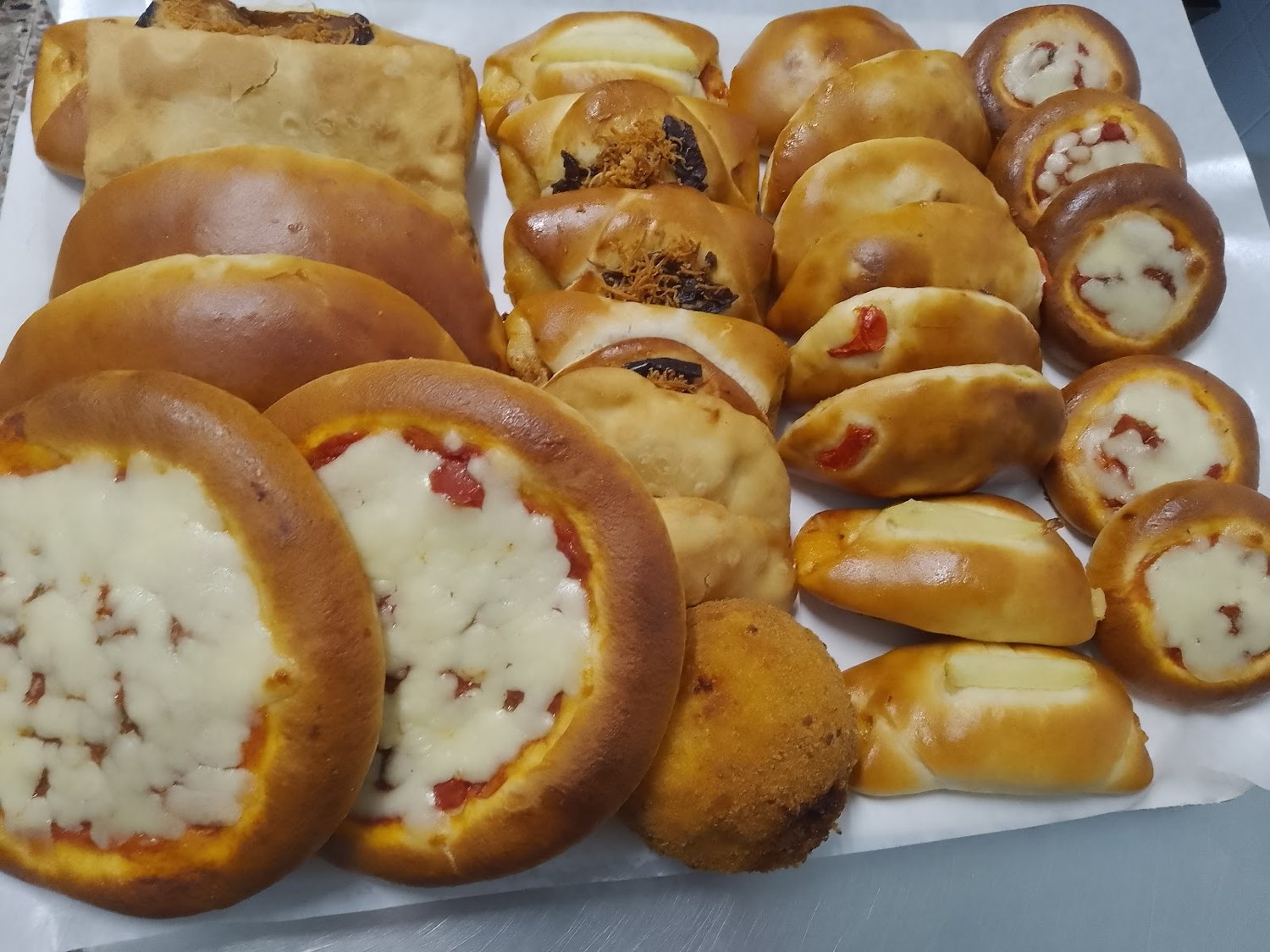 Vassoio di rustici caldi: pizzette, calzoni, arancini e girelle